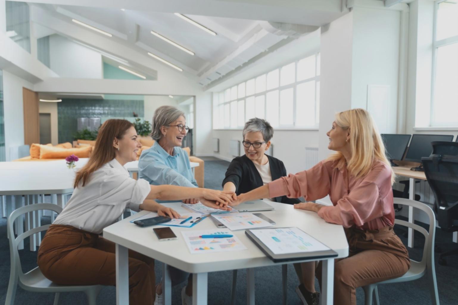 Modernes Arbeitsplatz-Setup mit Finanzplanungstools